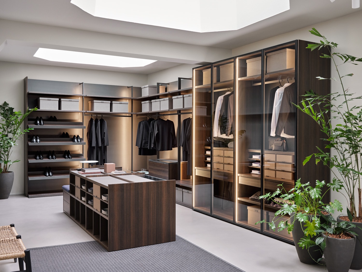 Custom Luxury Walk-in Closets with a Modern Design